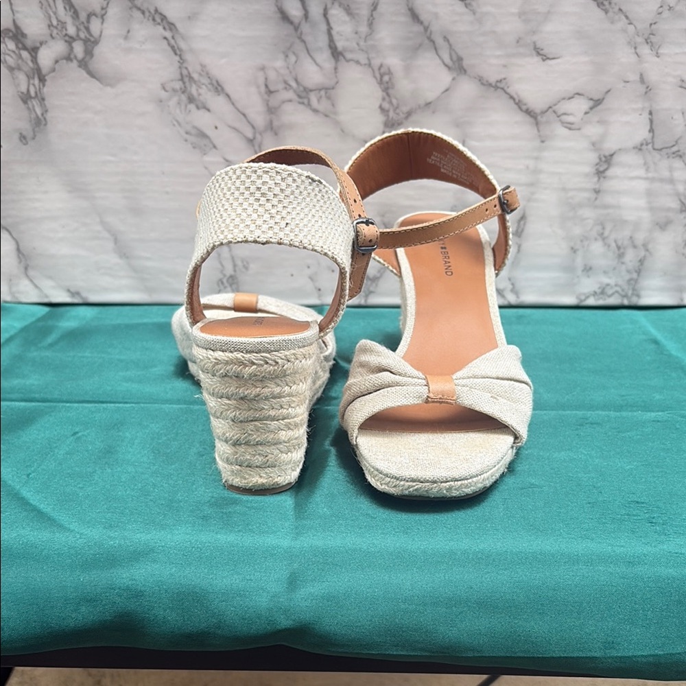 Lucky Brand Cream and Tan Sandals with Minimalist Design - Picture 4 of 7